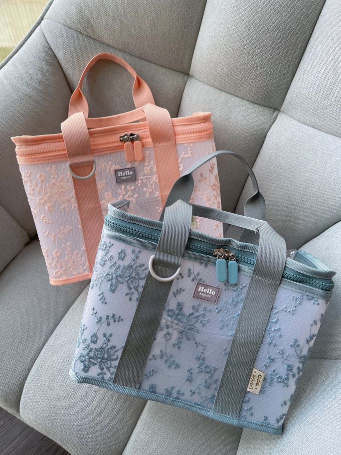 香港百寶袋王 Bagtory HK - 2023特別款花色午餐袋-公主粉蕾絲(加贈原價$980秘境香芬精油滾珠瓶-麝香玫瑰費洛蒙系列*1)-27*13*19cm