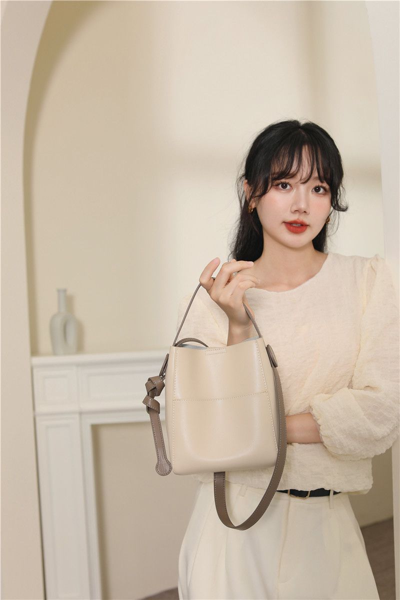 真皮復古歐美百搭單肩手提包/水桶包-杏+灰 (18x10x20cm)