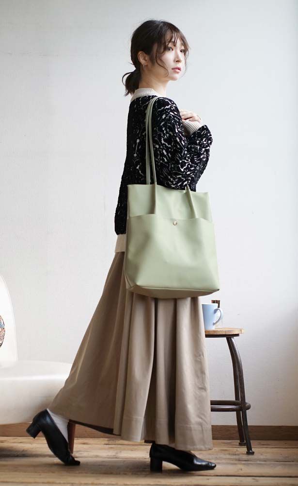 日本 zootie - 收納便利柔軟皮質肩背包-煙燻綠