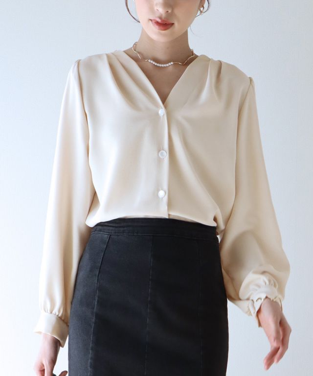 日本 BLUE EAST - 柔美光澤V領長袖襯衫-奶油白