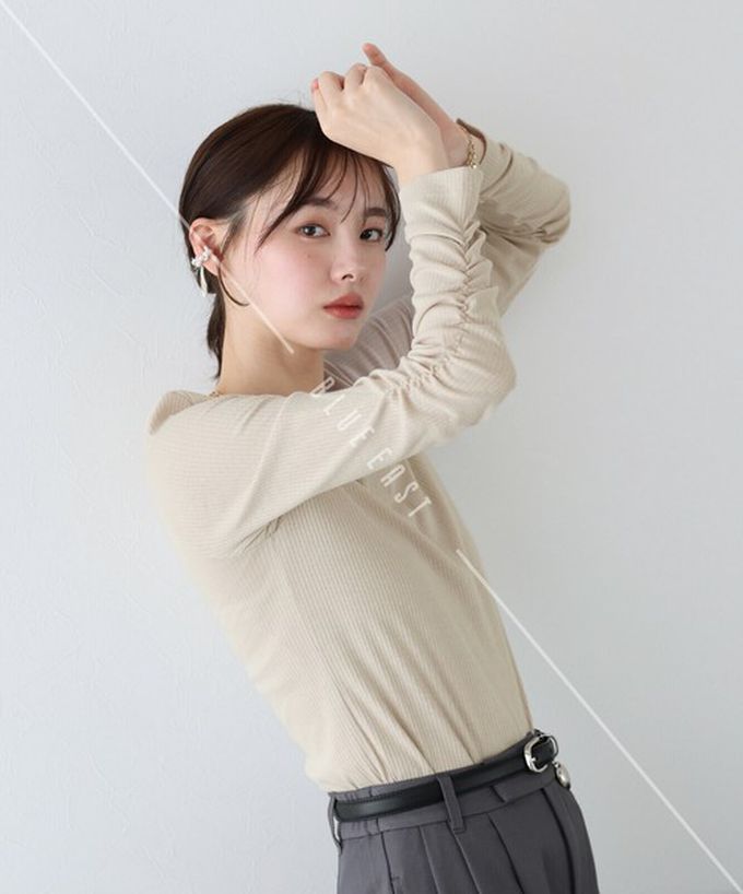 日本 BLUE EAST - 個性皺褶顯瘦U領合身長袖上衣-咖啡