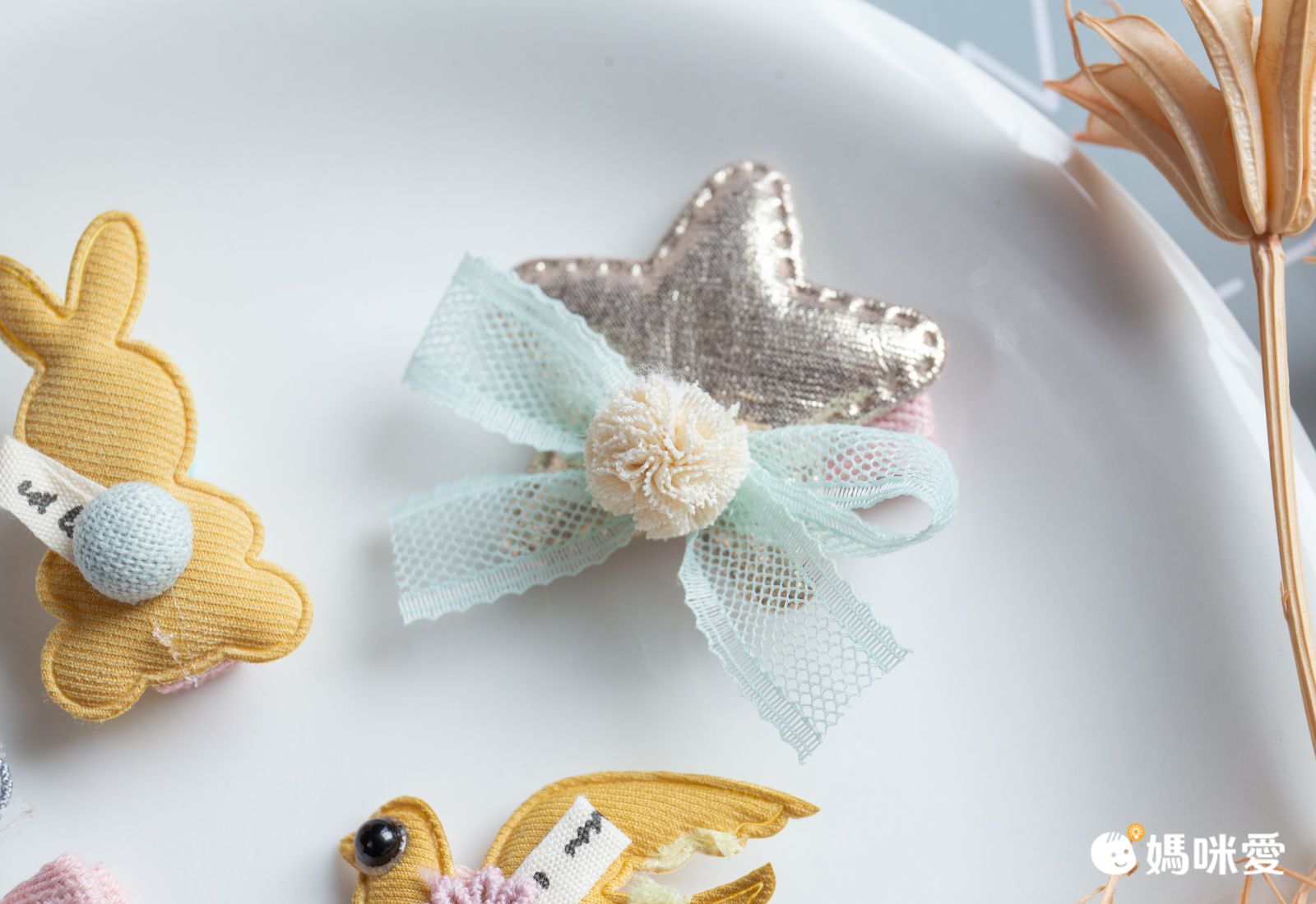 手工拼布蕾絲髮夾-小黃鳥 (一組5入)