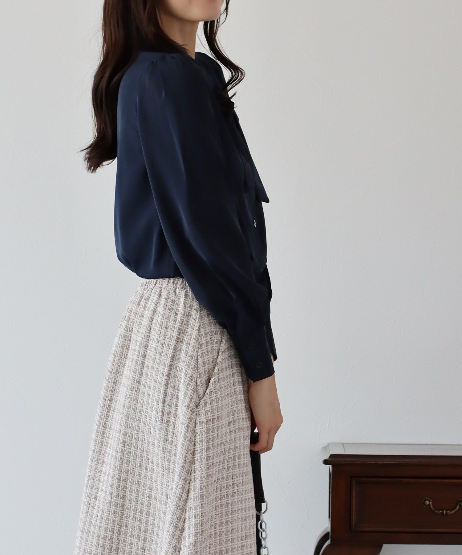 日本 BLUE EAST - 優雅紐結雪紡長袖襯衫-印花-淺杏