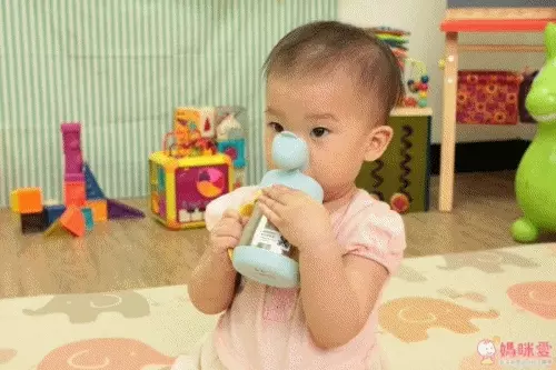正在學喝水的寶寶，可以從矽膠鴨嘴杯開始練習，習慣後再進階吸管杯吧♫