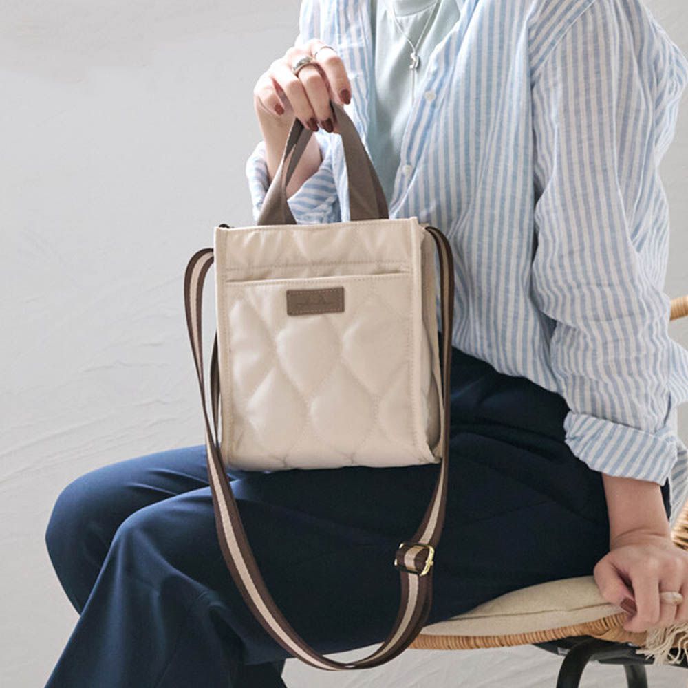 防潑水 輕巧絎縫方形側背小包-米白x棕
