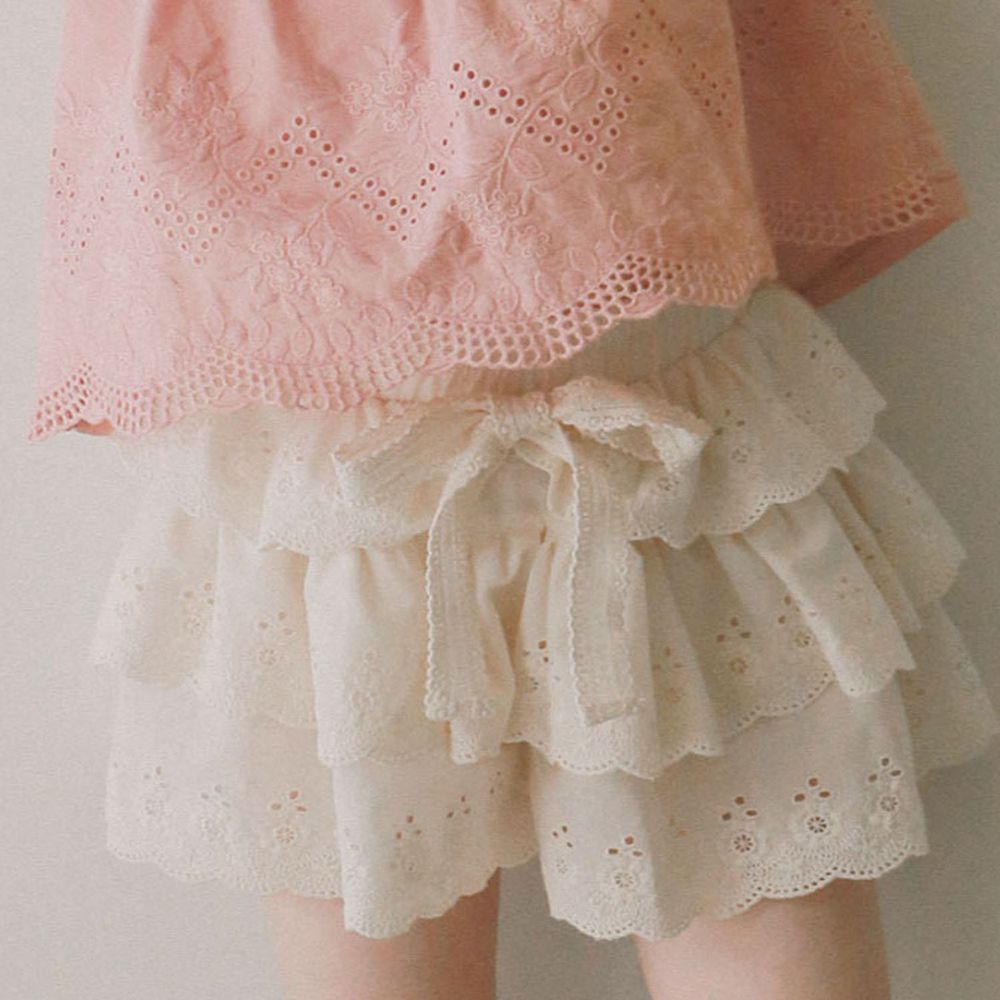 韓國 PuellaFLO - 鏤空雕花蕾絲蛋糕褲裙-米白