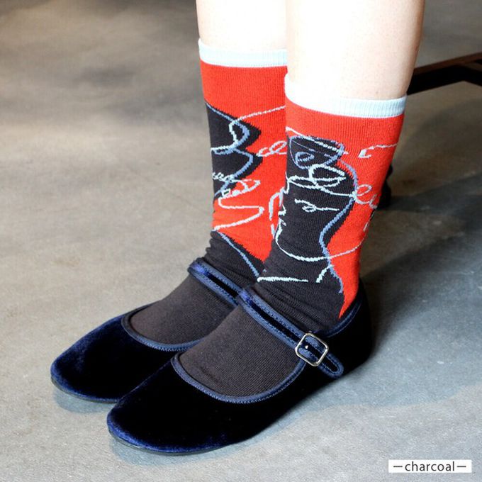 日本女裝代購 - 日本製 伊索寓言印花長襪-旅人與熊-炭灰x紅 (23-25cm)