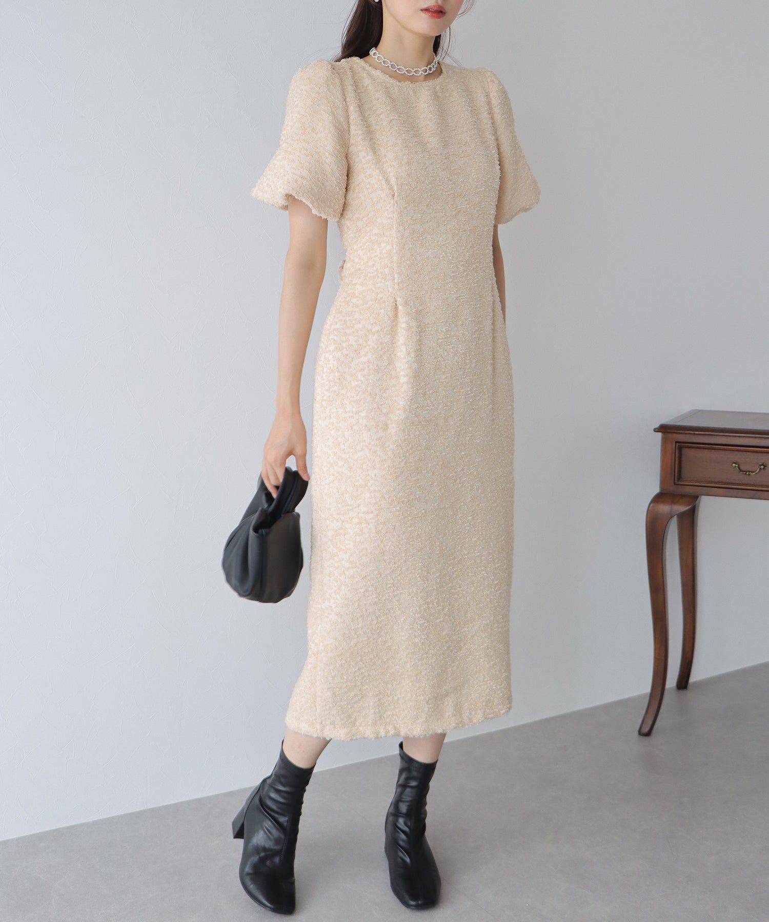 日本 BLUE EAST - 時尚抽鬚後綁帶泡泡袖洋裝-米杏