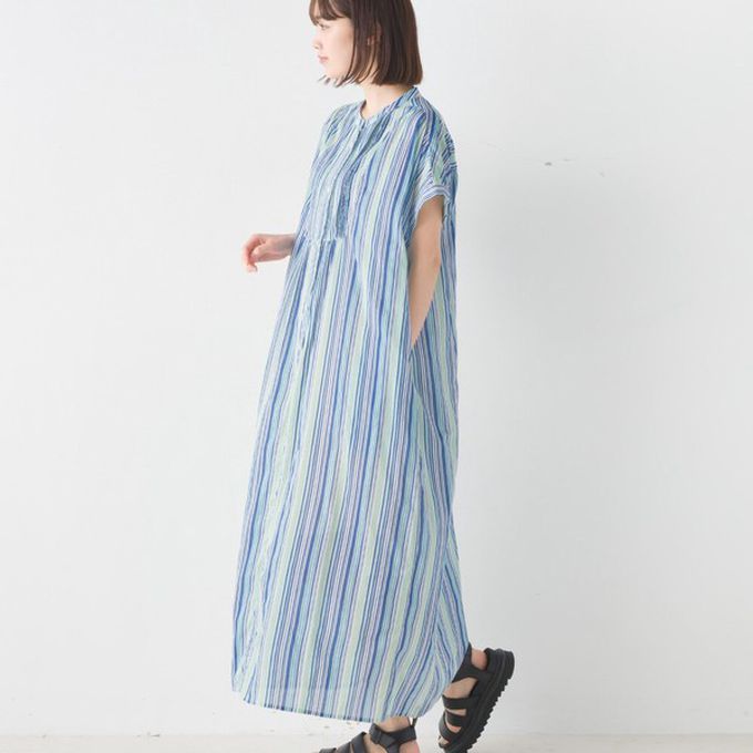 日本 OMNES - 100%印度棉 襯衫式印花短袖洋裝-黑底滿版花