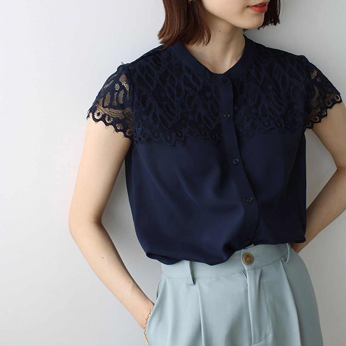 日本 BELLUNA - 精緻蕾絲拼接雪紡無袖襯衫-淺杏