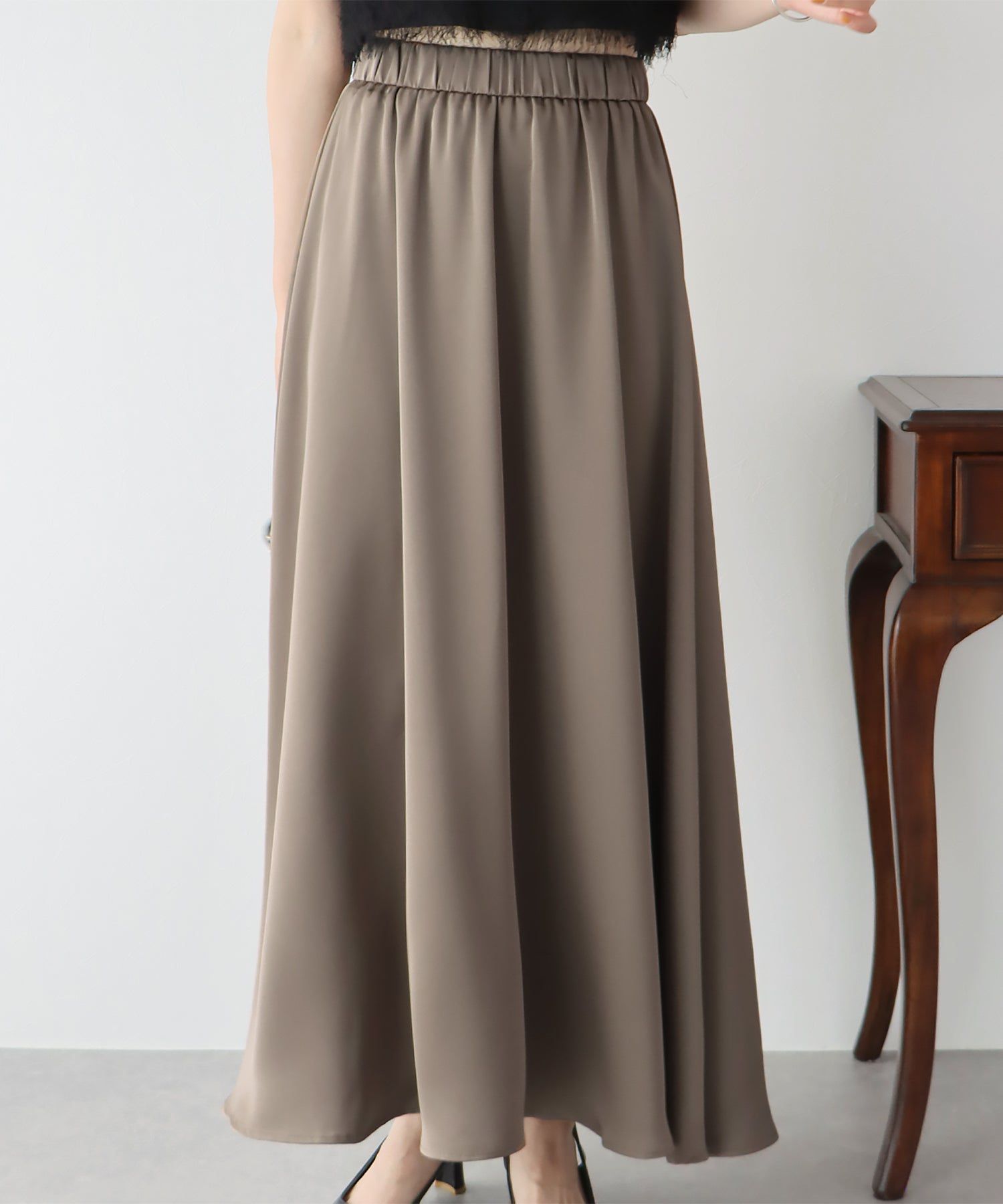 日本 BLUE EAST - 柔軟緞面光澤修身長裙-淺米杏