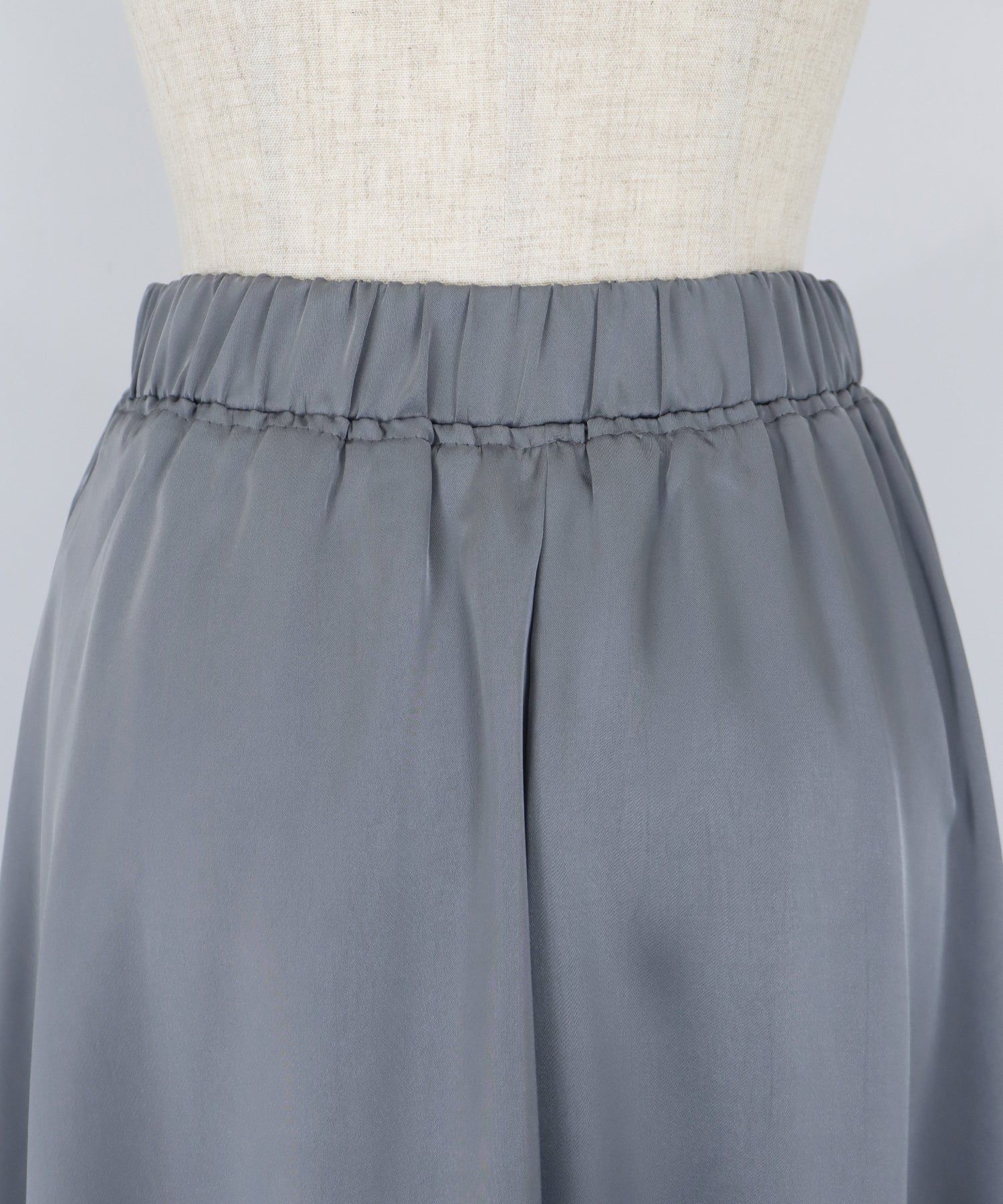 日本 BLUE EAST - 柔軟緞面光澤修身長裙-淺米杏