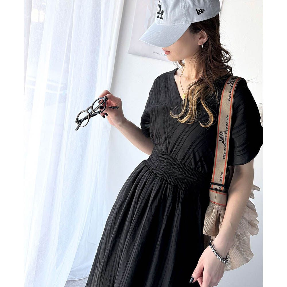 氣質V領縮腰修身短袖洋裝-黑