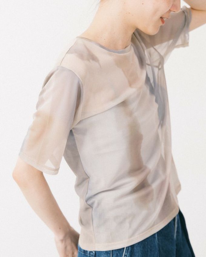 日本 gleam - 水彩暈染風透膚薄紗短袖上衣-深藍系