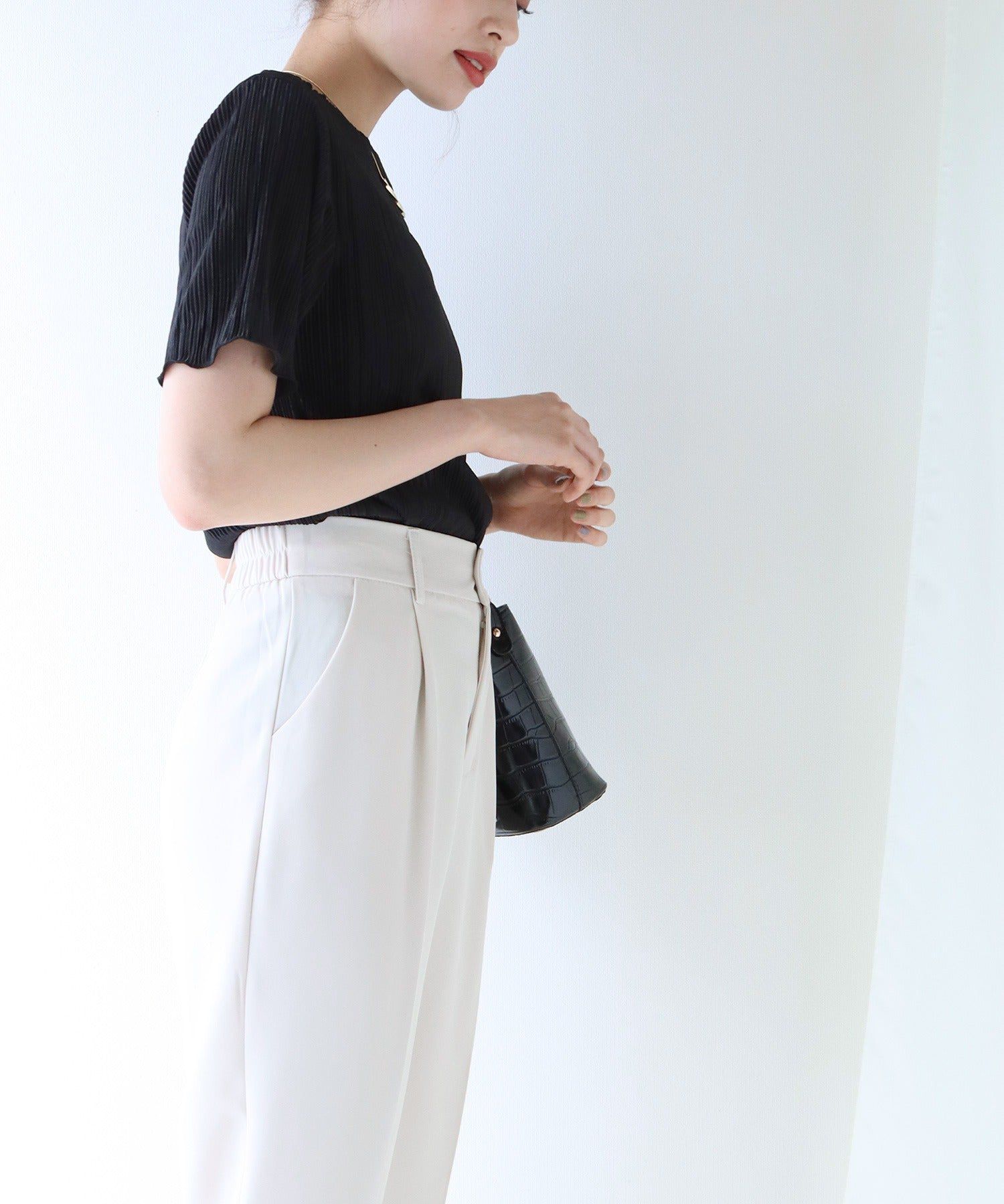 日本 BLUE EAST - 圓領貝殼紋光澤短袖上衣-卡其