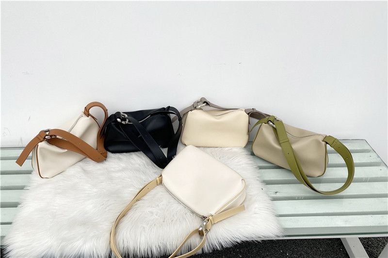 高質感時尚軟牛皮肩背包-白+棕 (28x6x20cm)