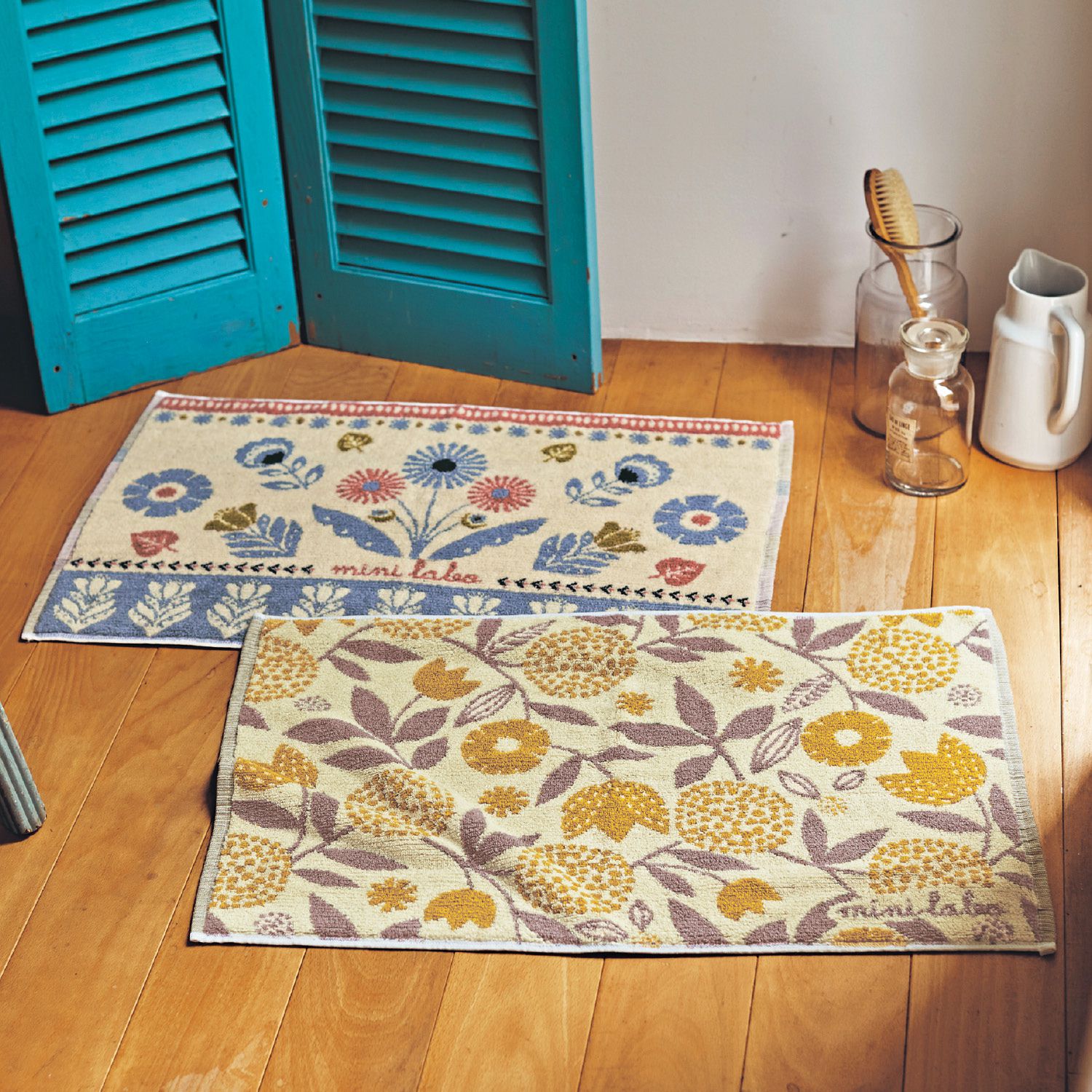 日本千趣會 - mini labo 純棉吸水腳踏墊2入組(浴室)-蝴蝶花圃x愛心花圈-水藍x米 (45x70cm)