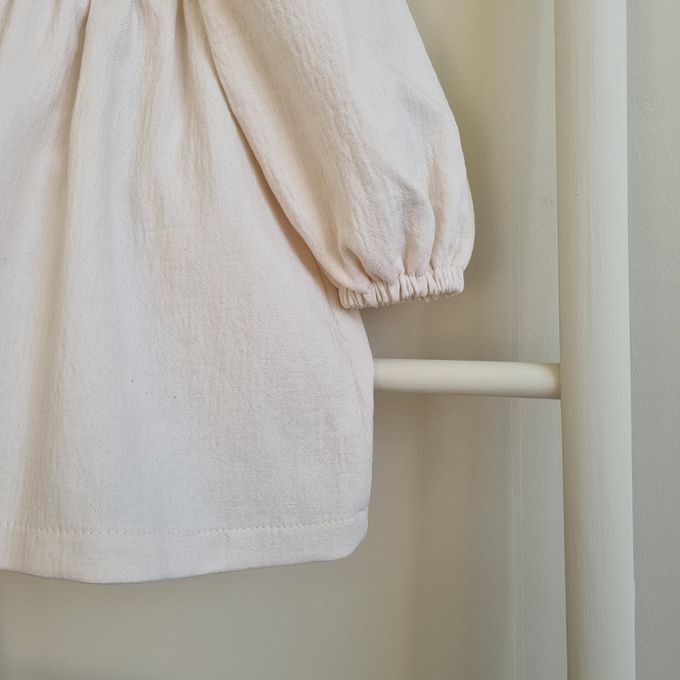 韓國 AIDA - 胸前花雕泡泡袖連身洋裝-象牙白