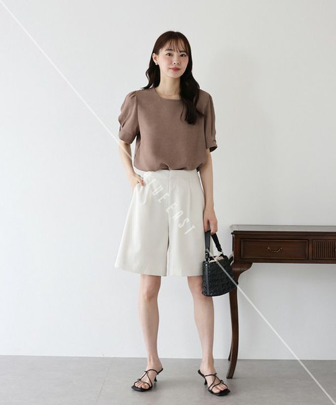 日本 BLUE EAST - 珍珠袖扣亞麻感氣質短袖上衣-摩卡 (M)