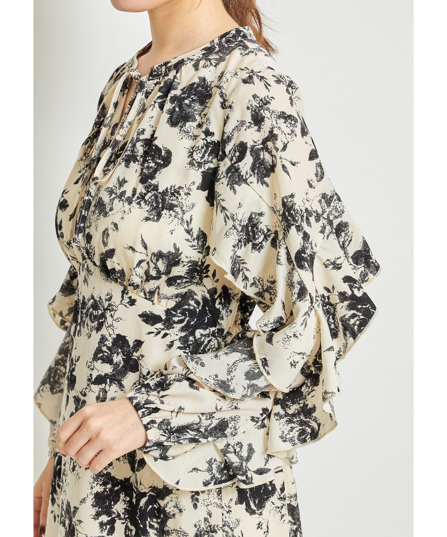 日本 tocco-closet - 優雅花朵波浪袖洋裝-粉膚杏