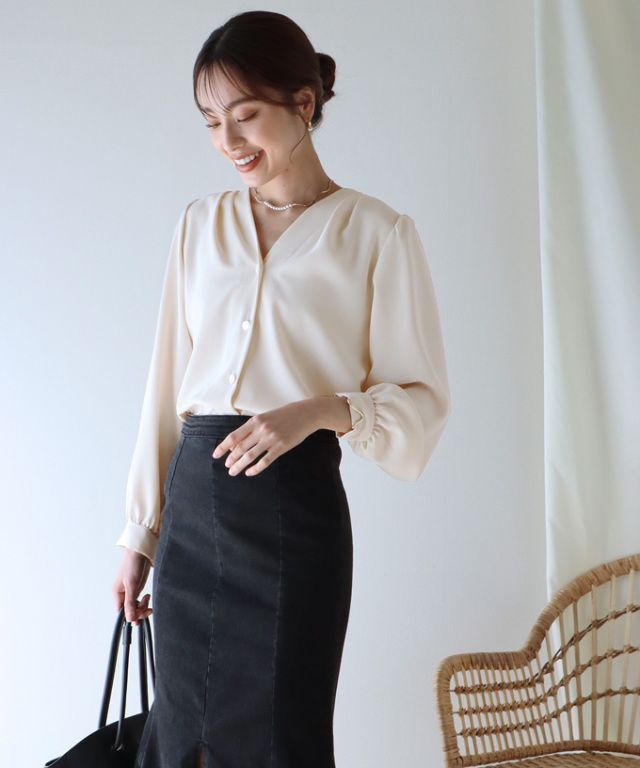 日本 BLUE EAST - 柔美光澤V領長袖襯衫-奶油白