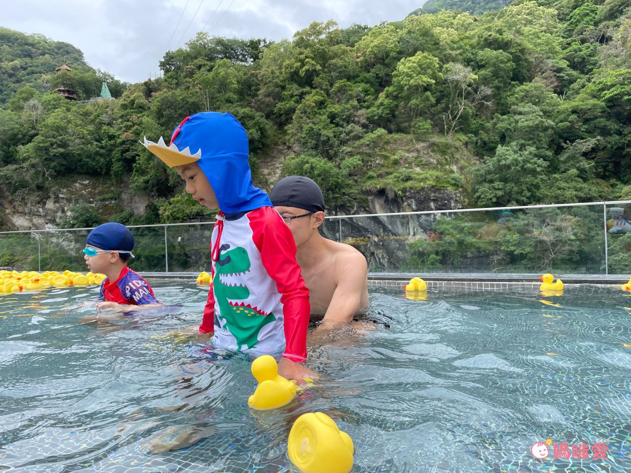 男寶長袖泳裝套裝(附帽子)-快樂恐龍-紅+白+藍