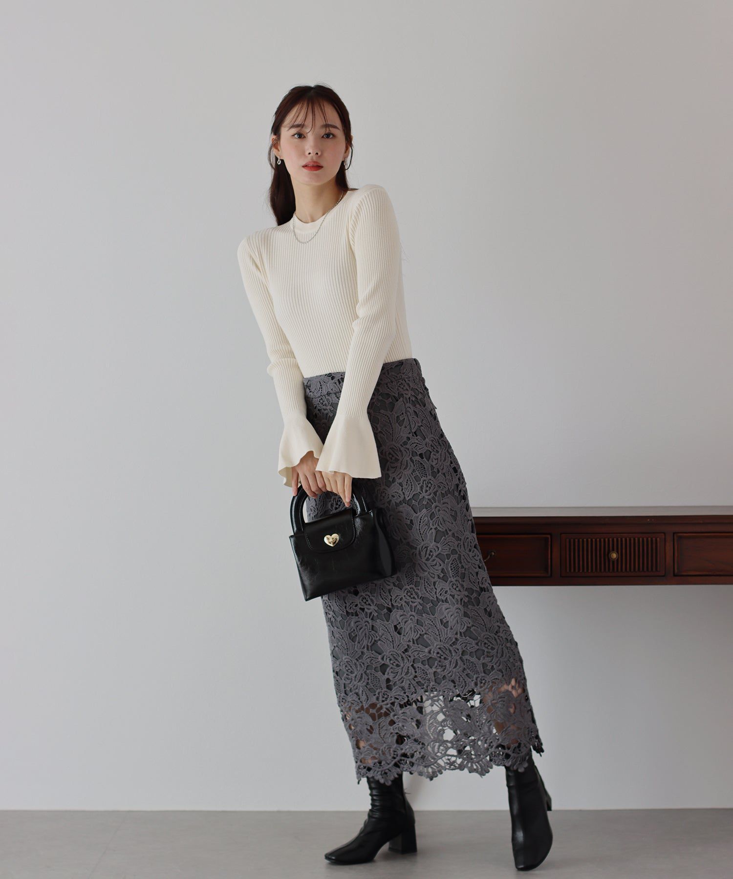 日本 BLUE EAST - 優雅喇叭袖細羅紋修身長袖上衣-藍