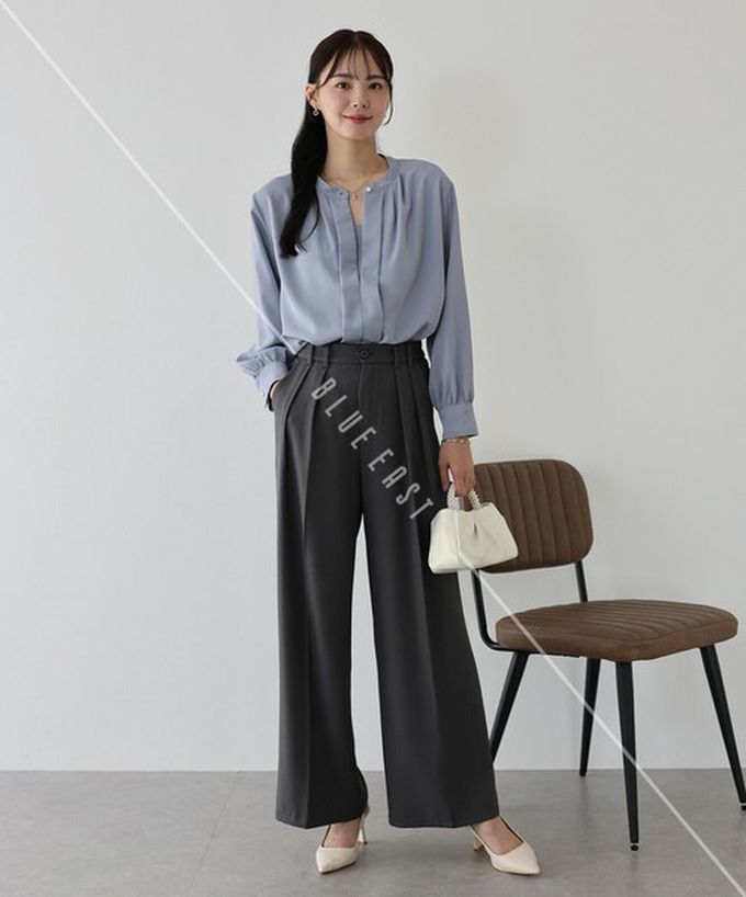 日本 BLUE EAST - 2way領知性整潔感打褶長袖上衣-珍珠袖扣-藍