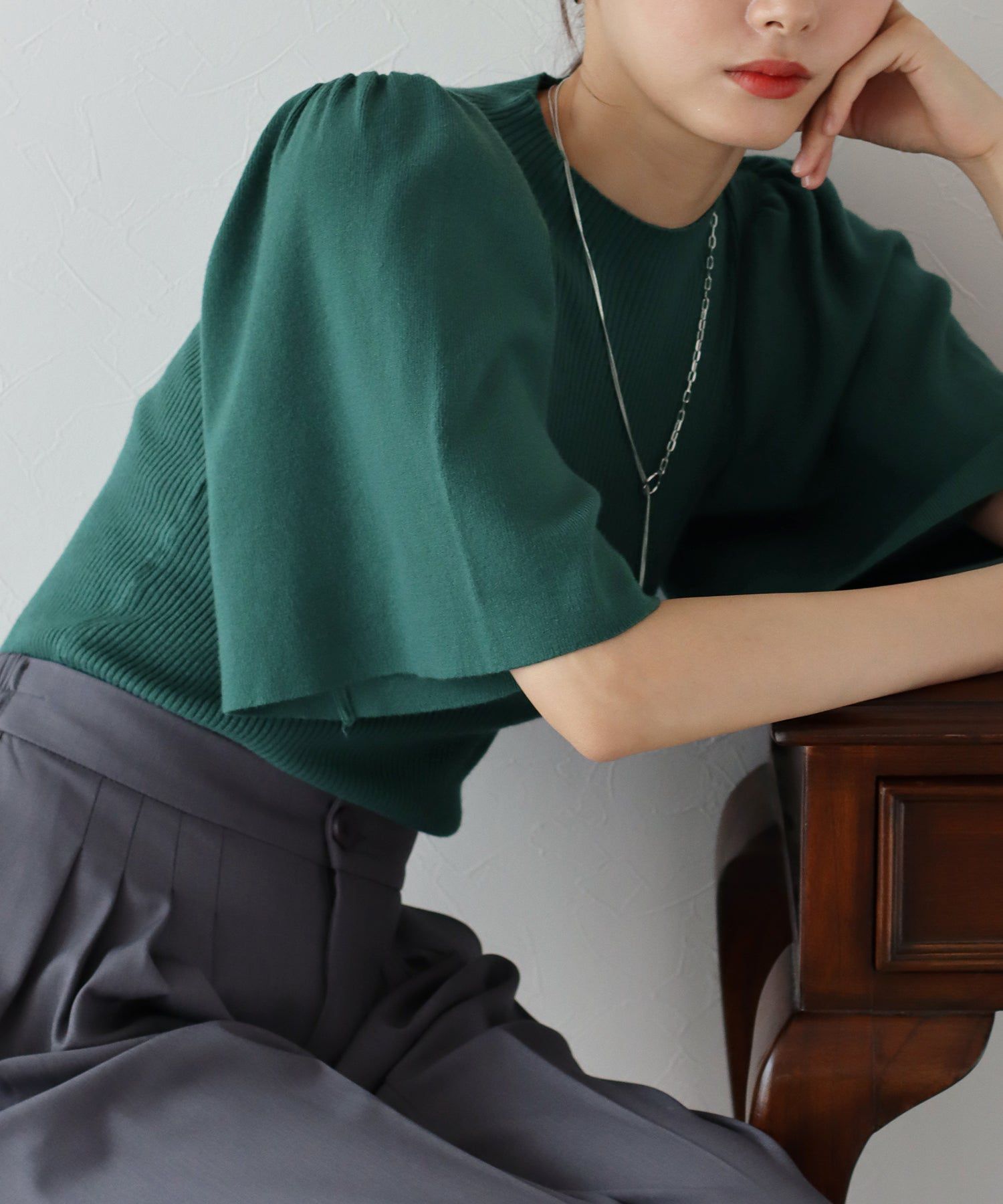 日本 BLUE EAST - 溫柔小立領羅紋五分袖上衣-深綠