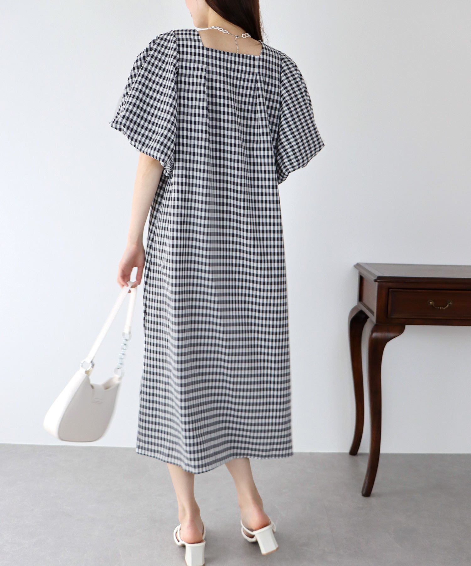 日本 BLUE EAST - 文藝方領大泡泡袖洋裝-格紋-黑