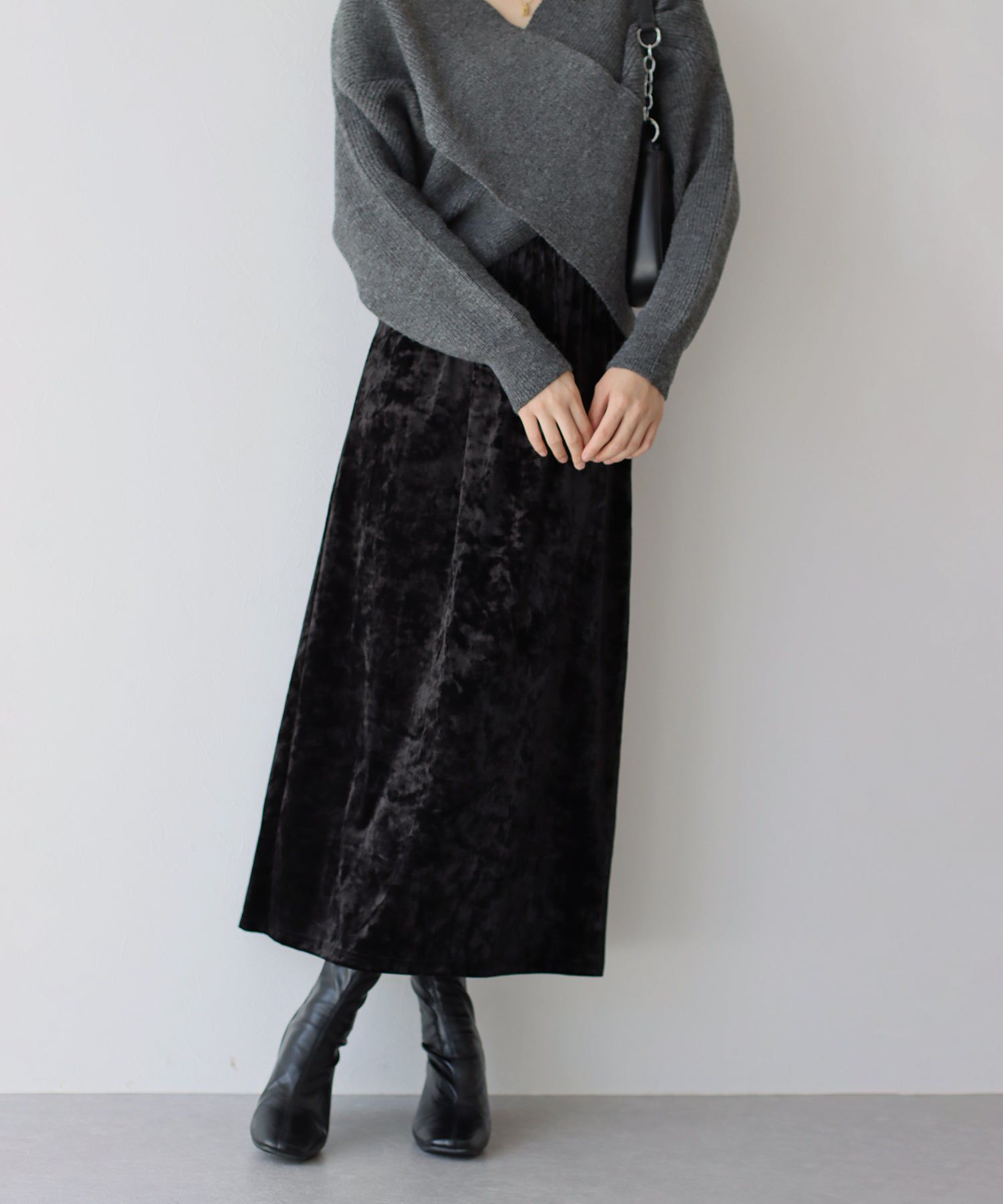 日本 BLUE EAST - 優雅絲絨感後開叉鬆緊長裙-淺摩卡