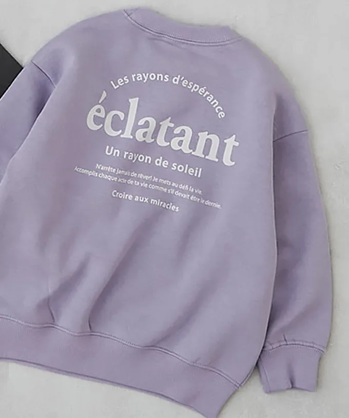 日本 devirock - 熱銷定番 裏起毛女孩印花大學長袖上衣-背後白字標語-霧紫