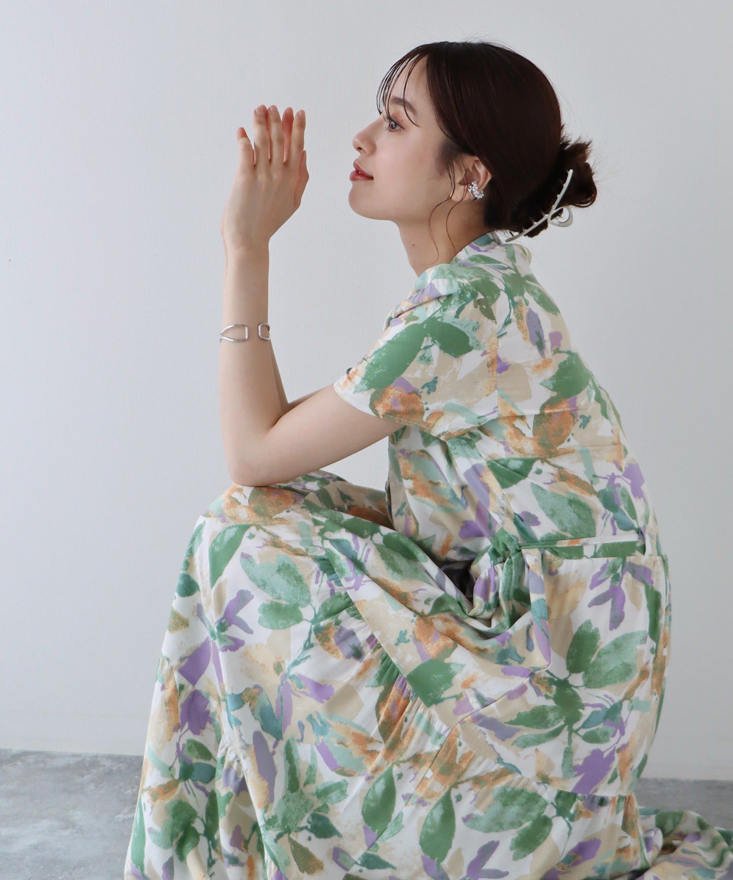 日本 BLUE EAST - 氣質小V領排釦短袖洋裝-碎花-深藍 (M(Free))