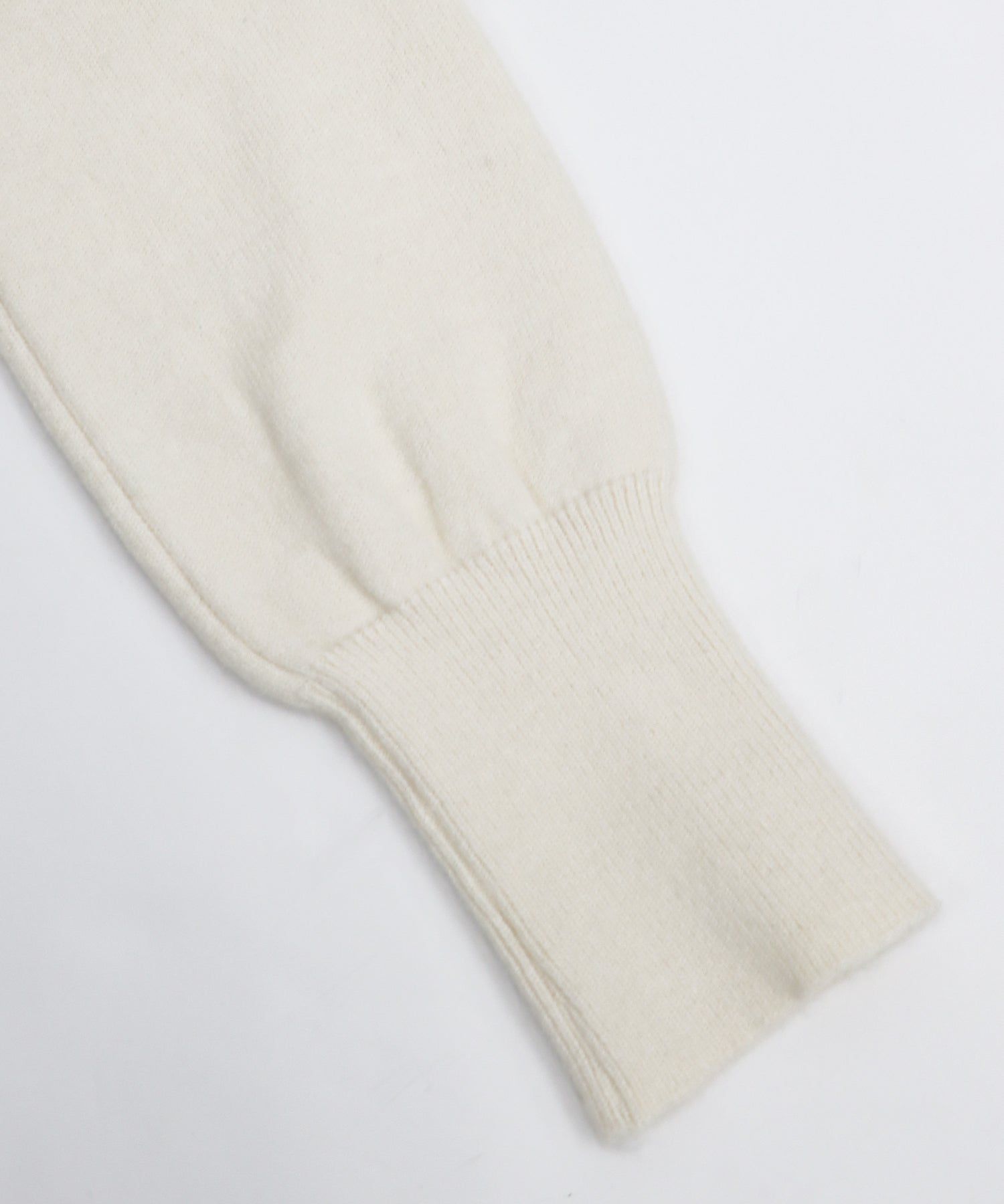 日本 BLUE EAST - 小圓金釦立領薄針織上衣-米杏