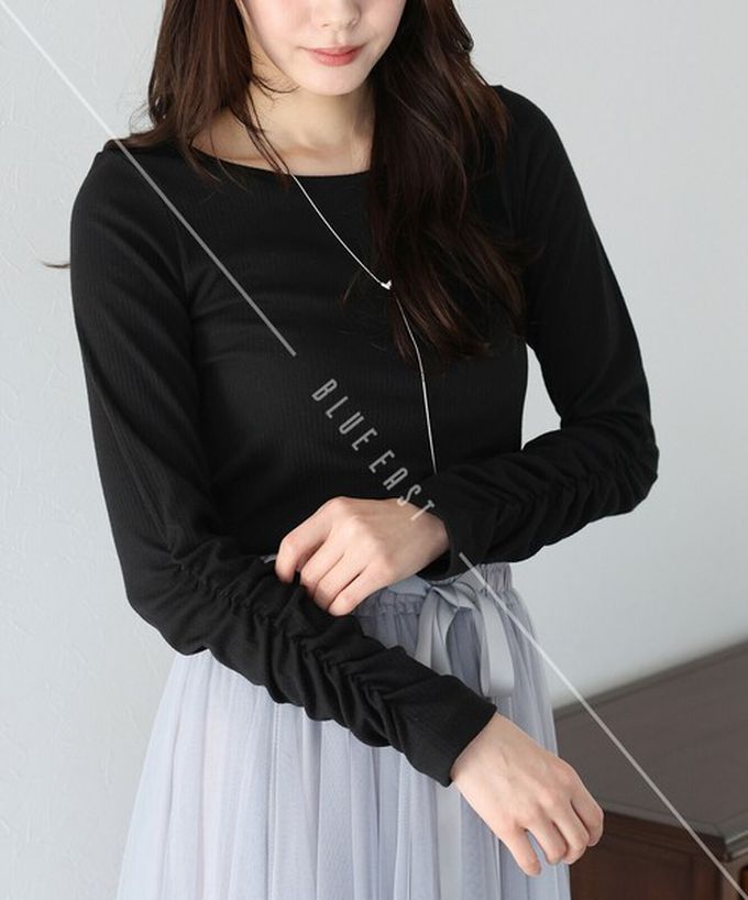 日本 BLUE EAST - 個性皺褶顯瘦U領合身長袖上衣-咖啡