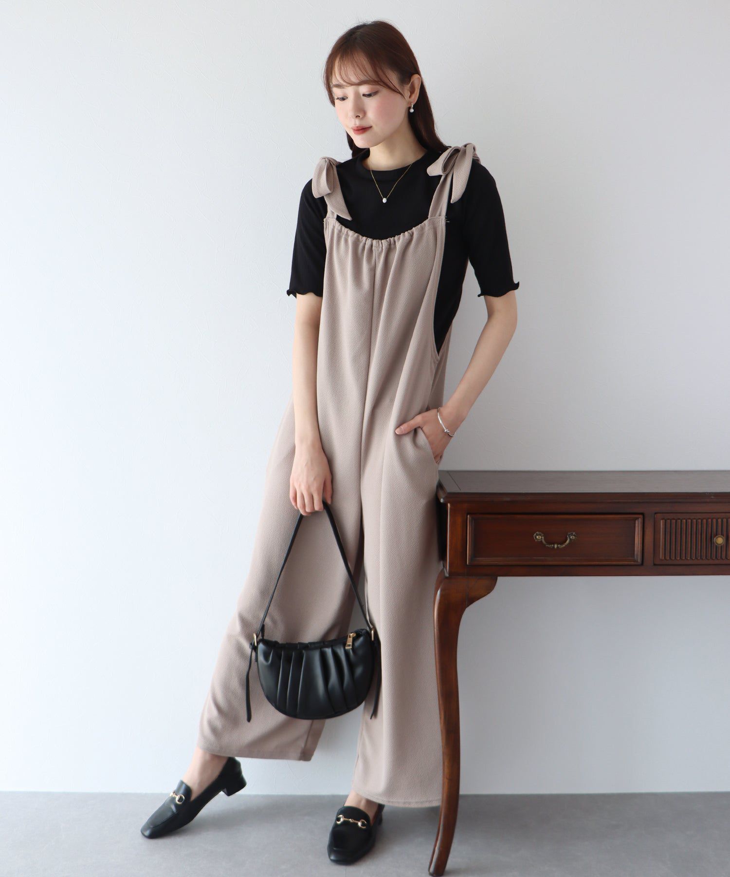 日本 BLUE EAST - 圓領彈性捲邊五分袖上衣-米杏