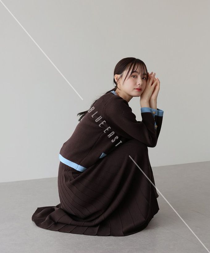 日本 BLUE EAST - 金釦滾邊針織上衣+優雅百摺長裙(2件組)-棕x藍