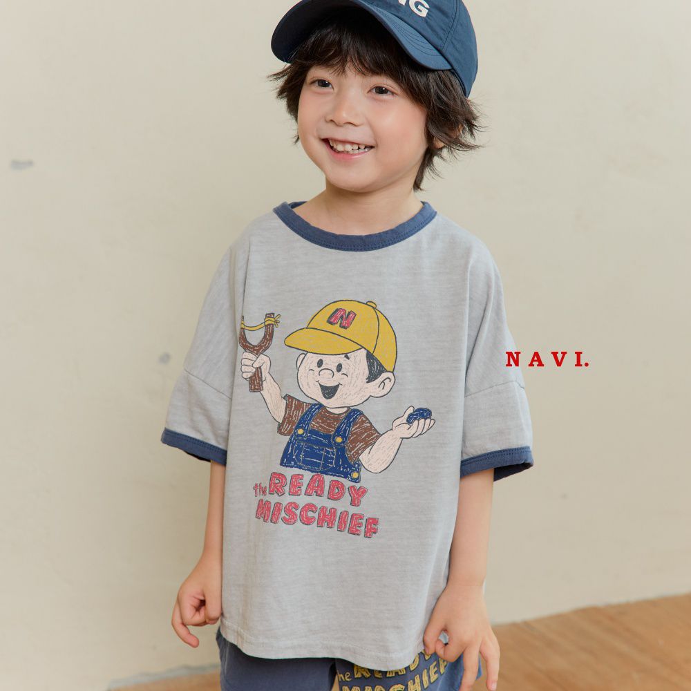NAVi 淘氣塗鴉男孩純棉落肩袖上衣-灰帶藍