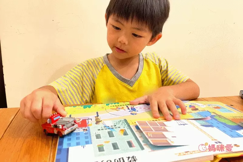 法國獨家授權《動手玩童話》推拉操作機關