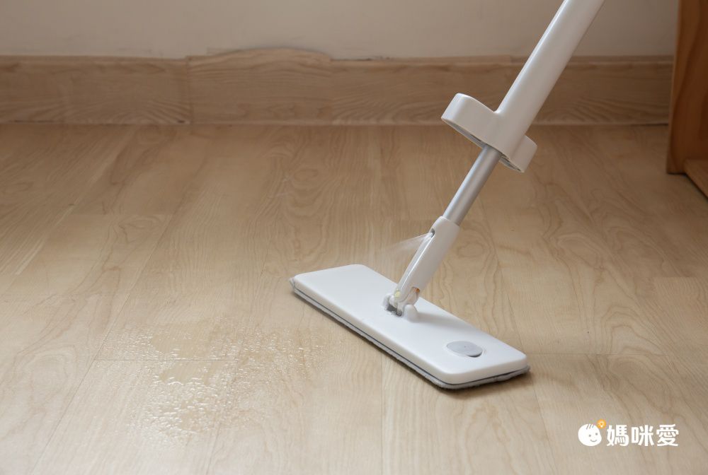 免彎腰！擠乾水分不用手【韓國 噴霧式秒收拖把】