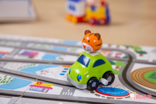 軌道車車書★ 1歲以上手眼協調遊戲書♬轉動發條車車跑起來✦ 熱銷47折起！