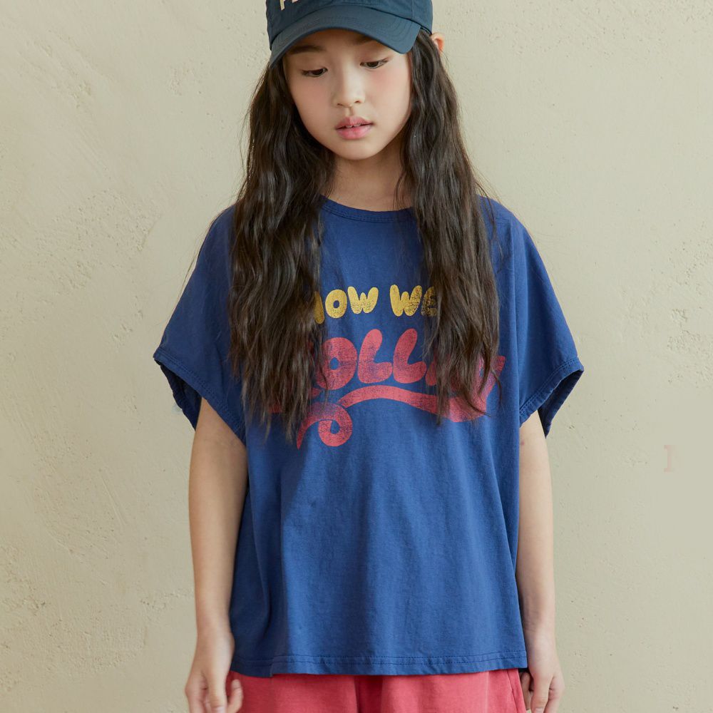 NAVi 復古感文字印刷純棉落肩袖上衣-Rolling-深藍