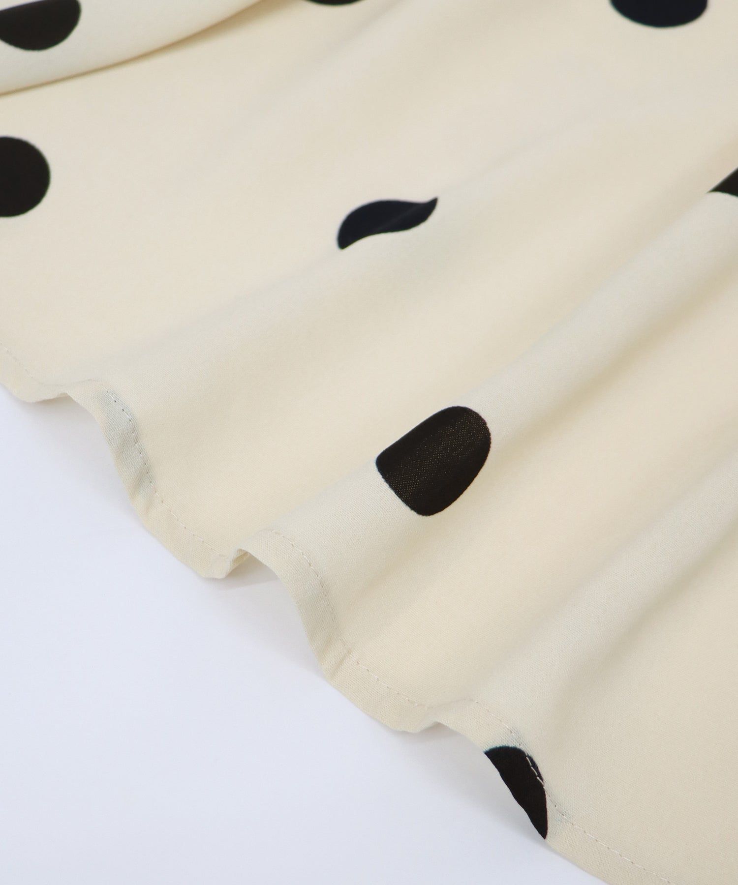 日本 BLUE EAST - 時尚波普點點修身長裙-黑