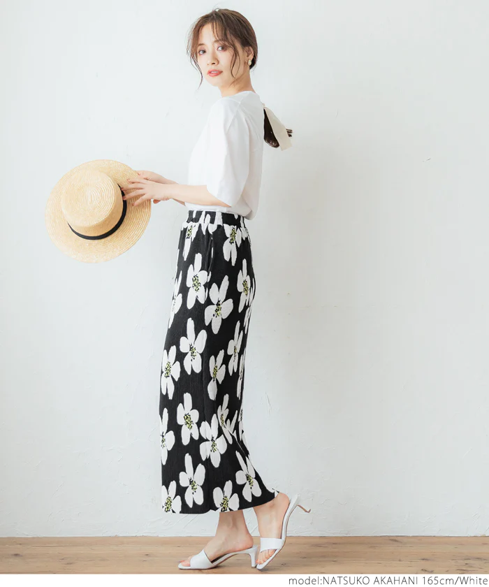 日本 COCA - 熱情花朵細摺長裙-黑底白花
