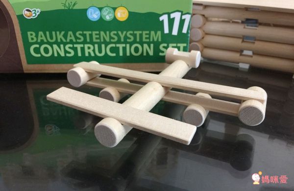 歐洲 VARIS - 木製建構積木-度假小木屋111片-獨家加贈飛行者號(市價$290)