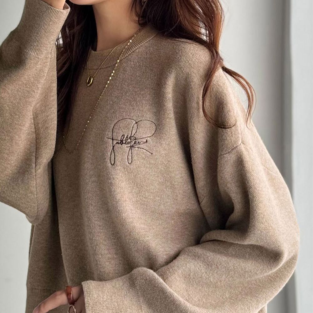 手寫風刺繡logo復古柔美針織上衣-摩卡