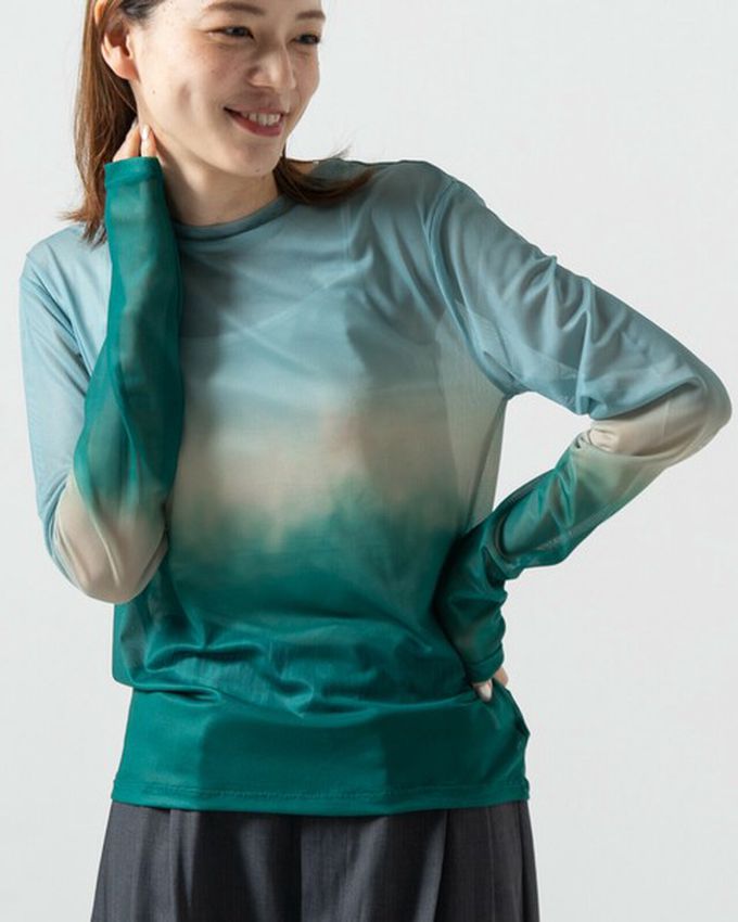 日本 gleam - 唯美漸層透膚圓領長袖上衣-水藍x草綠