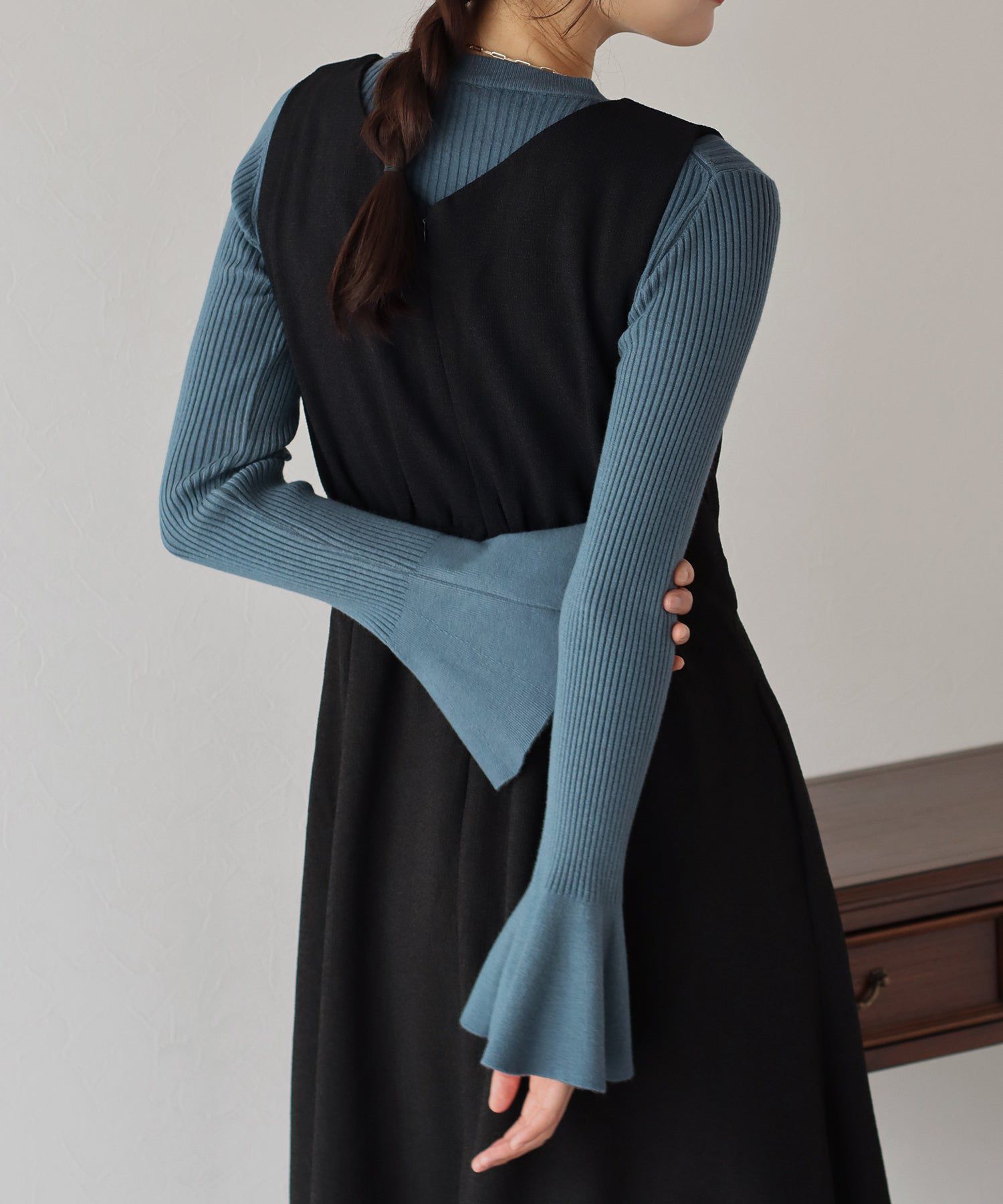 日本 BLUE EAST - 優雅喇叭袖細羅紋修身長袖上衣-藍